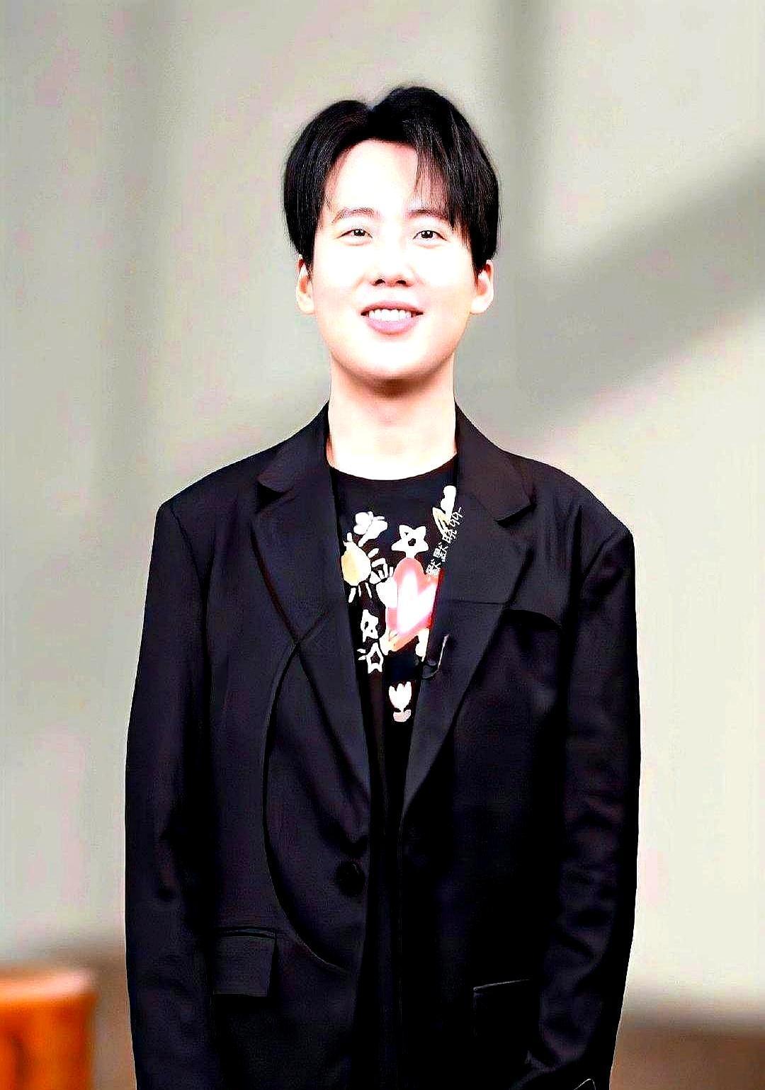 郭麒麟拿阎鹤祥找了个小七岁的对象说事儿，全场都等着看好戏。你猜怎么着？阎鹤祥