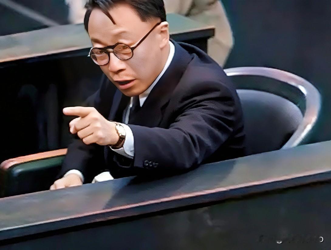 溥仪拍案指着对方怒吼：“小萝卜头，没看见我在讲话吗？我讲话时，你闭嘴！”这是