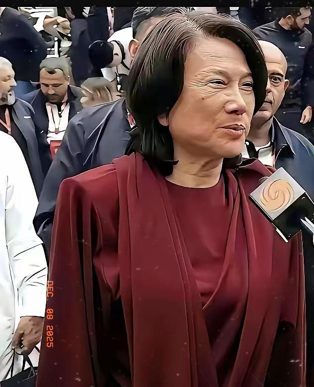 真的太让人无语了！董明珠无美颜生图曝光，居然有人揪着容貌乱调侃，完全忘了她靠实