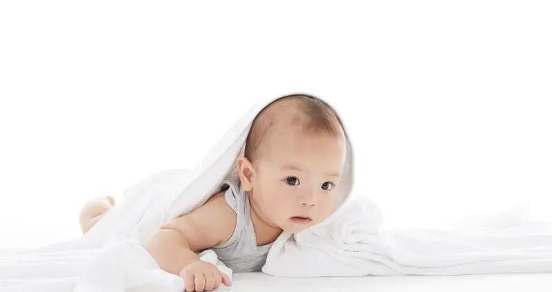 宝宝头部受伤了。需要注意以下几点：提高抱娃的注意力：抱宝宝的时候要集中精力，