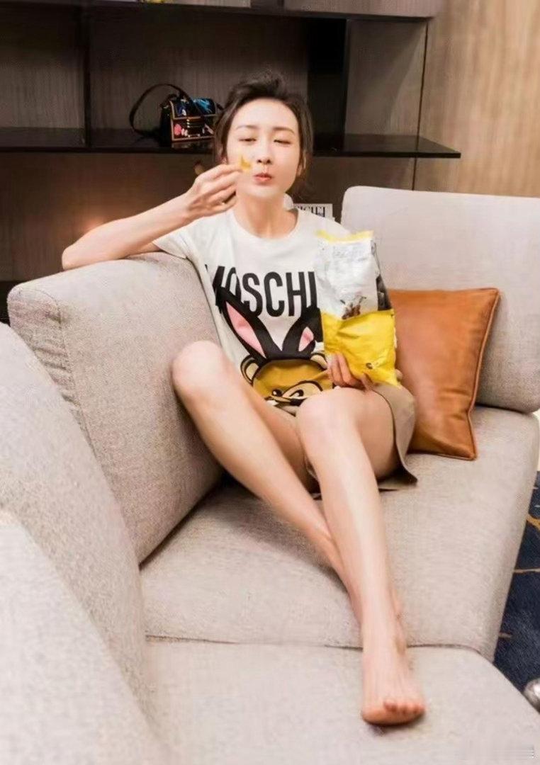 王鸥坐姿温婉优雅，一袭白裙清冷柔美，衬出恬淡静谧气质，温润动人，宛如从画卷里走出