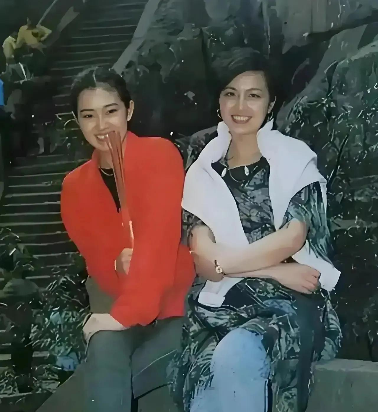 巩俐长得够美了，坐在姐姐旁边，气质上还逊色了不少！还别不相信，照片就摆在这呢！