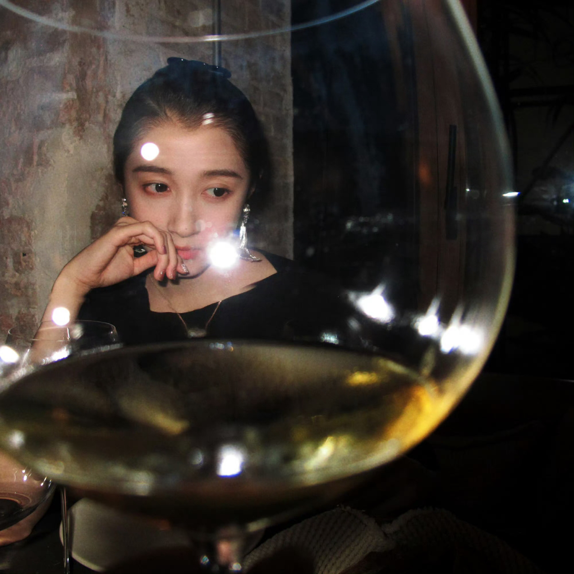 关晓彤颜值在这里任何奇奇怪怪的角度都非常美丽我都不敢想这种角度我得有多丑