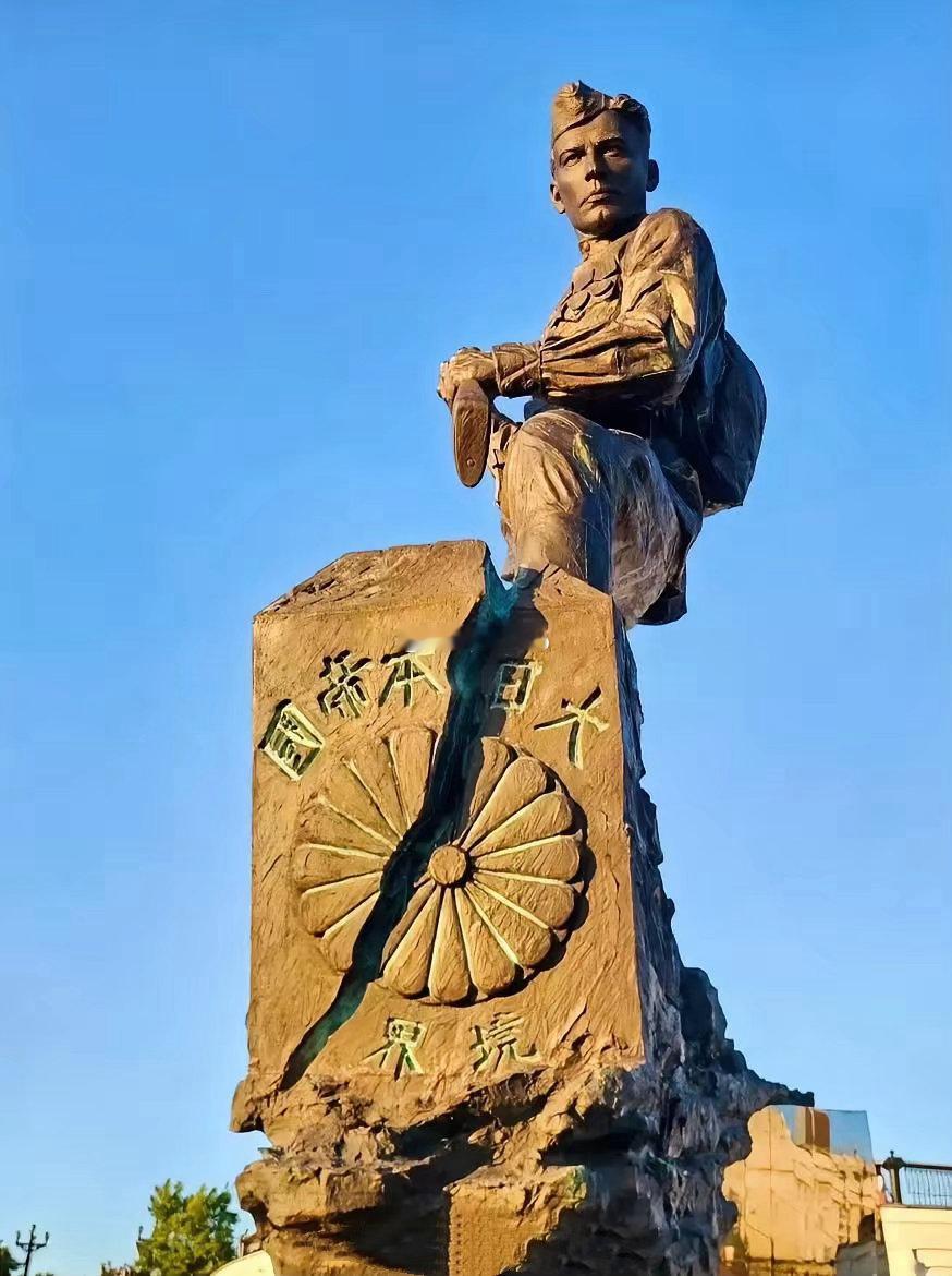 请问中国的艺术家，中国的清华美院为什么做不出这样类似的雕塑或作品？砸日本“菊花”？不可接受！俄方揭幕