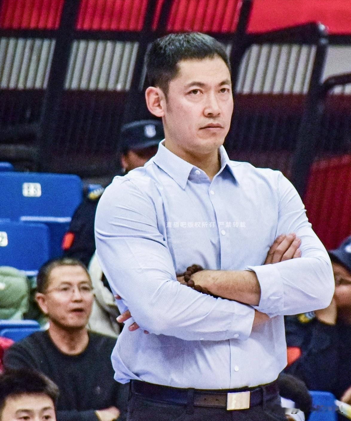 应该负责。作为一个主帅，心胸应该开阔。而不是因为队员犯错就把他雪藏，比如说投手