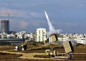 特朗普话音刚落，伊朗80枚导弹砸向以色列！2.5万发射台仅用10%特朗普当局