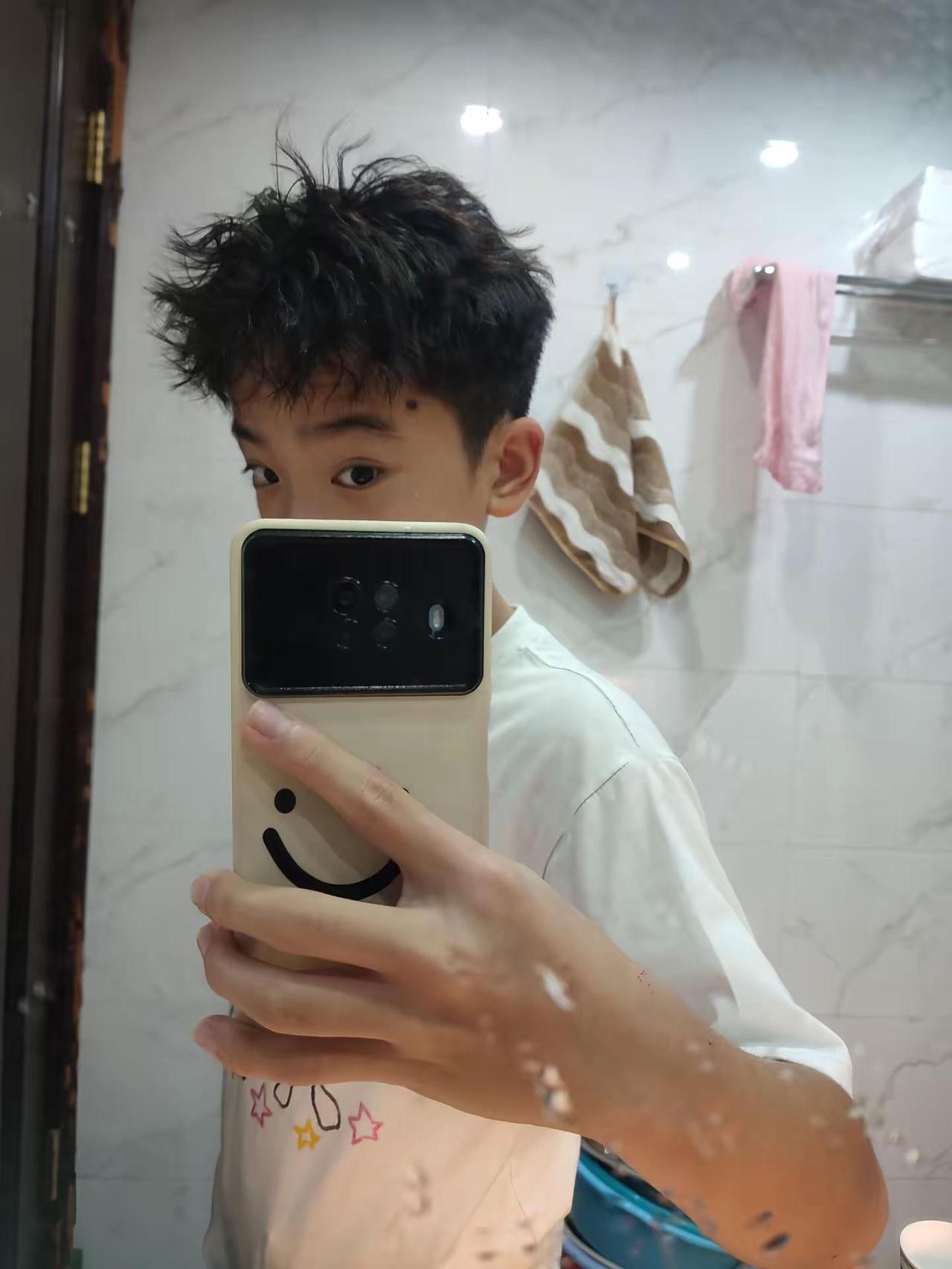 这就是做完之后的样子啦。初中生烫头烫头发小志不爱哭