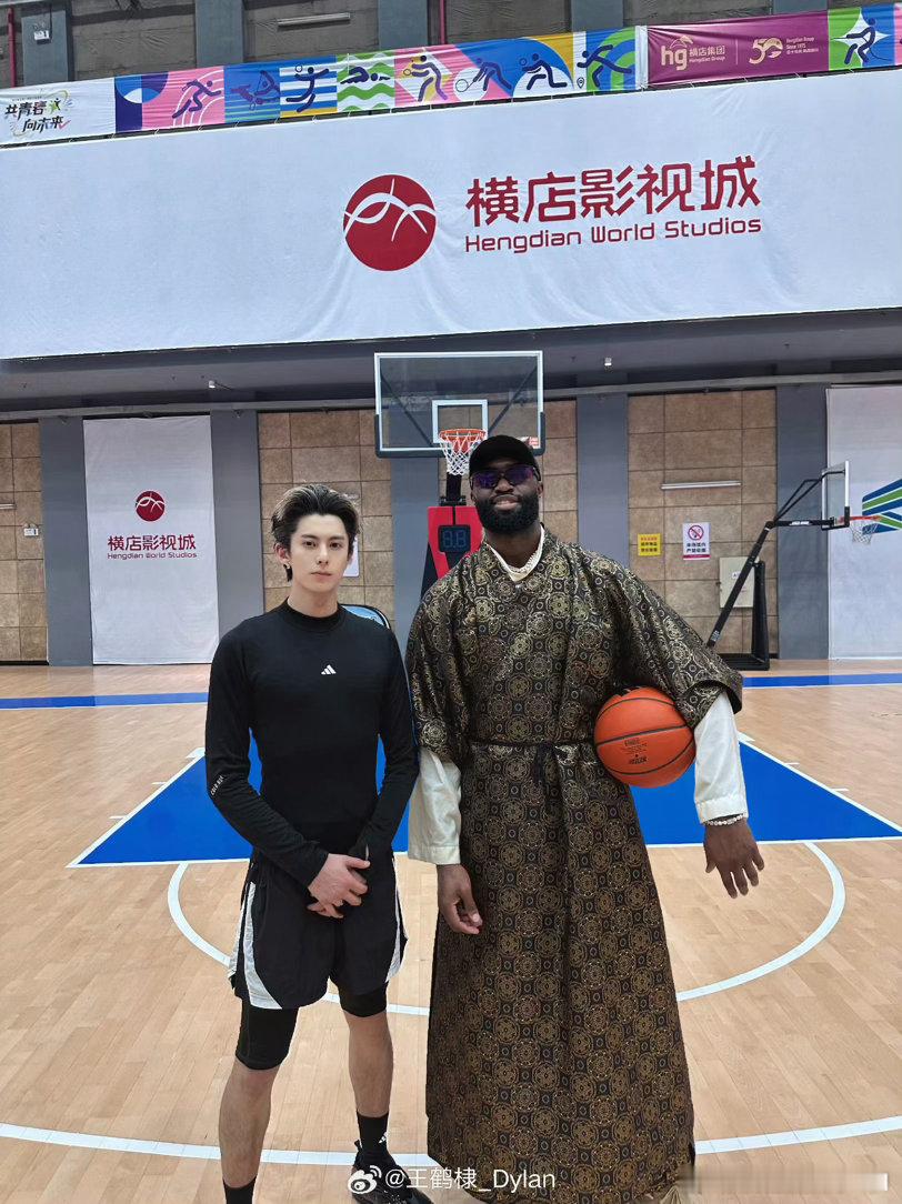 王鹤棣人脉这一块狠狠拿捏了，杰伦布朗特意赶来片场探班，并且现场随处都是他的代言产