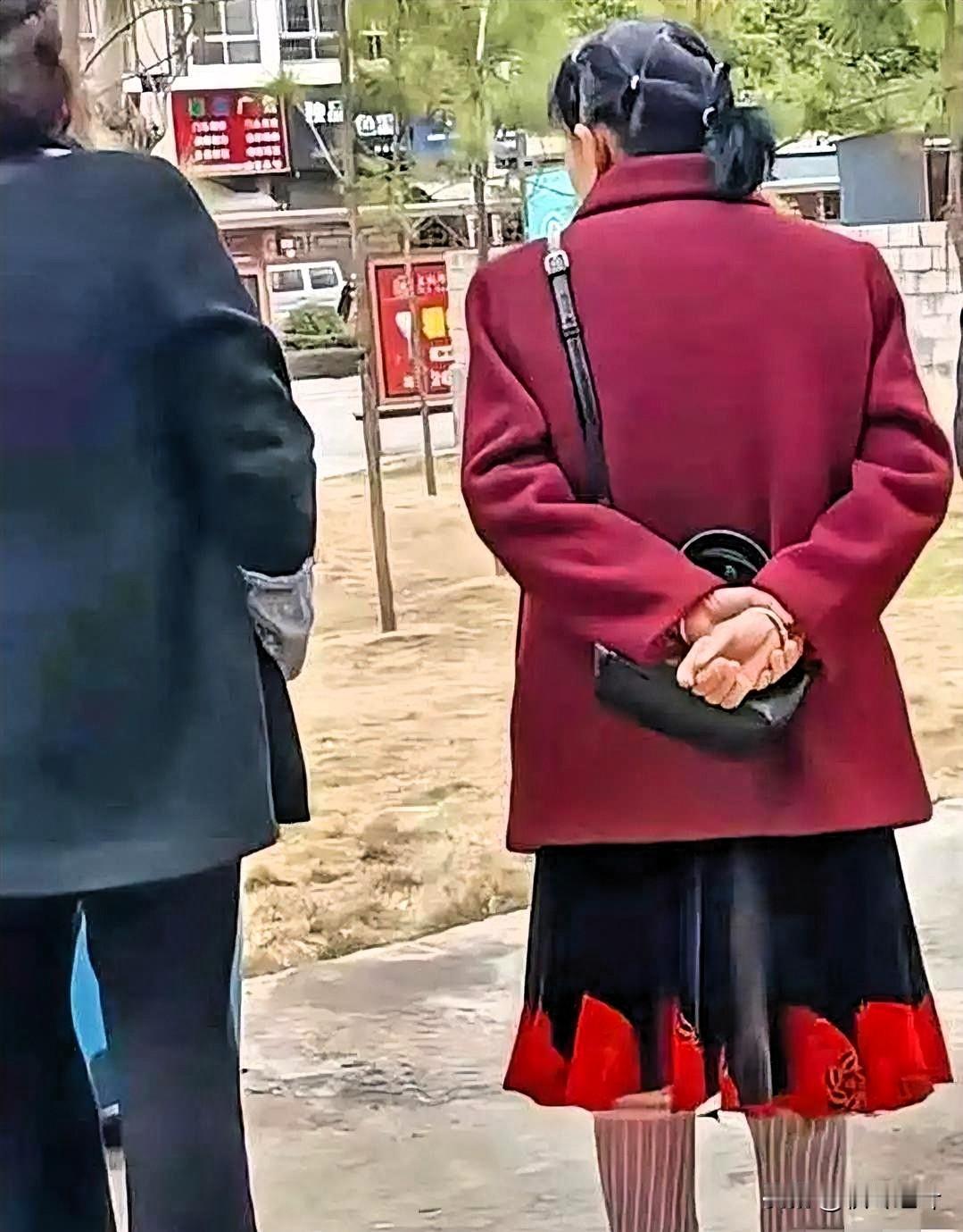 被这位大妈的穿搭惊到了。太有范了。头上是3岁娃超爱的发型，肩上挎着18岁姑