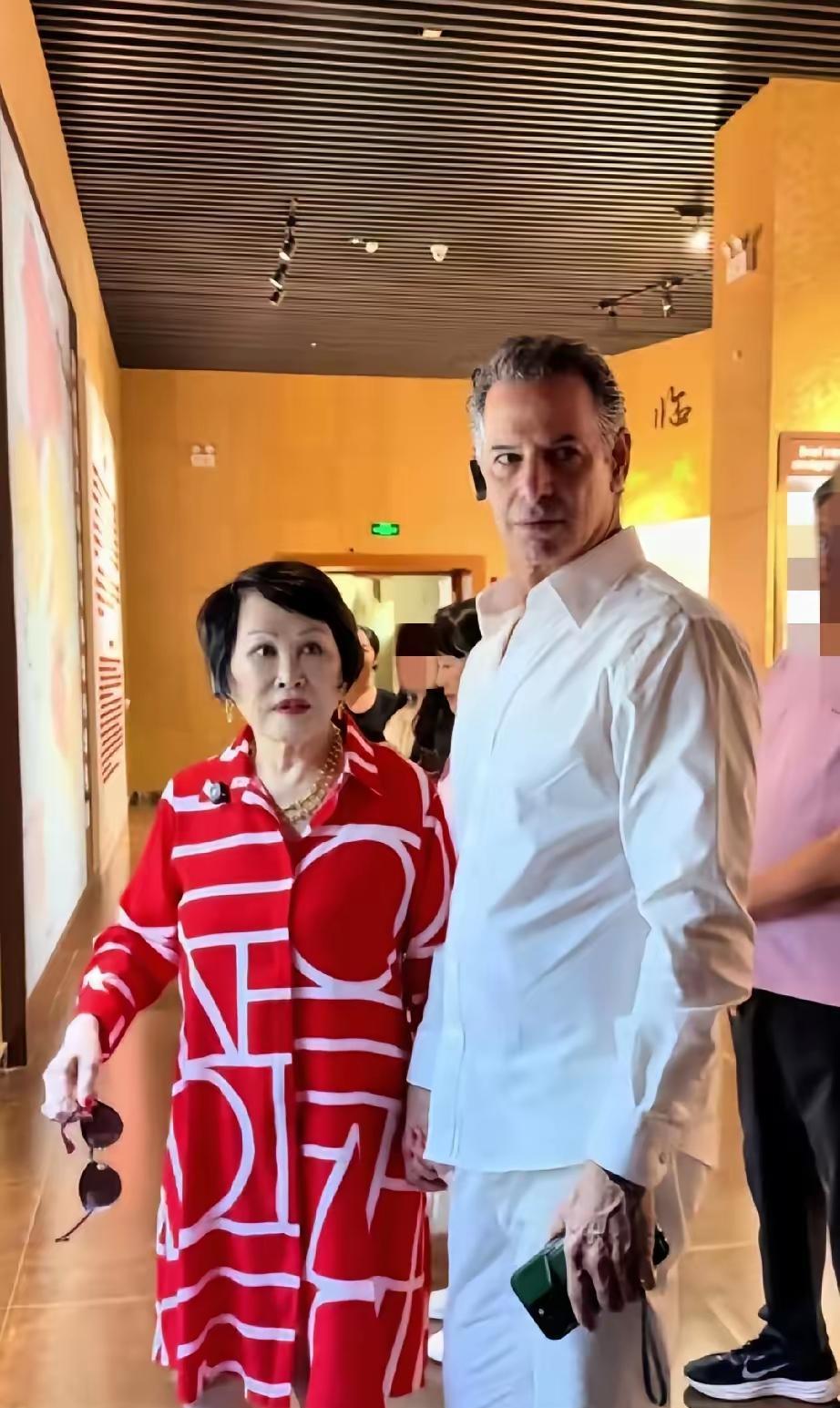 她的人生很传奇，是一位了不起的女性。很时尚，妆容和衣着打扮都很精致。70多岁了还