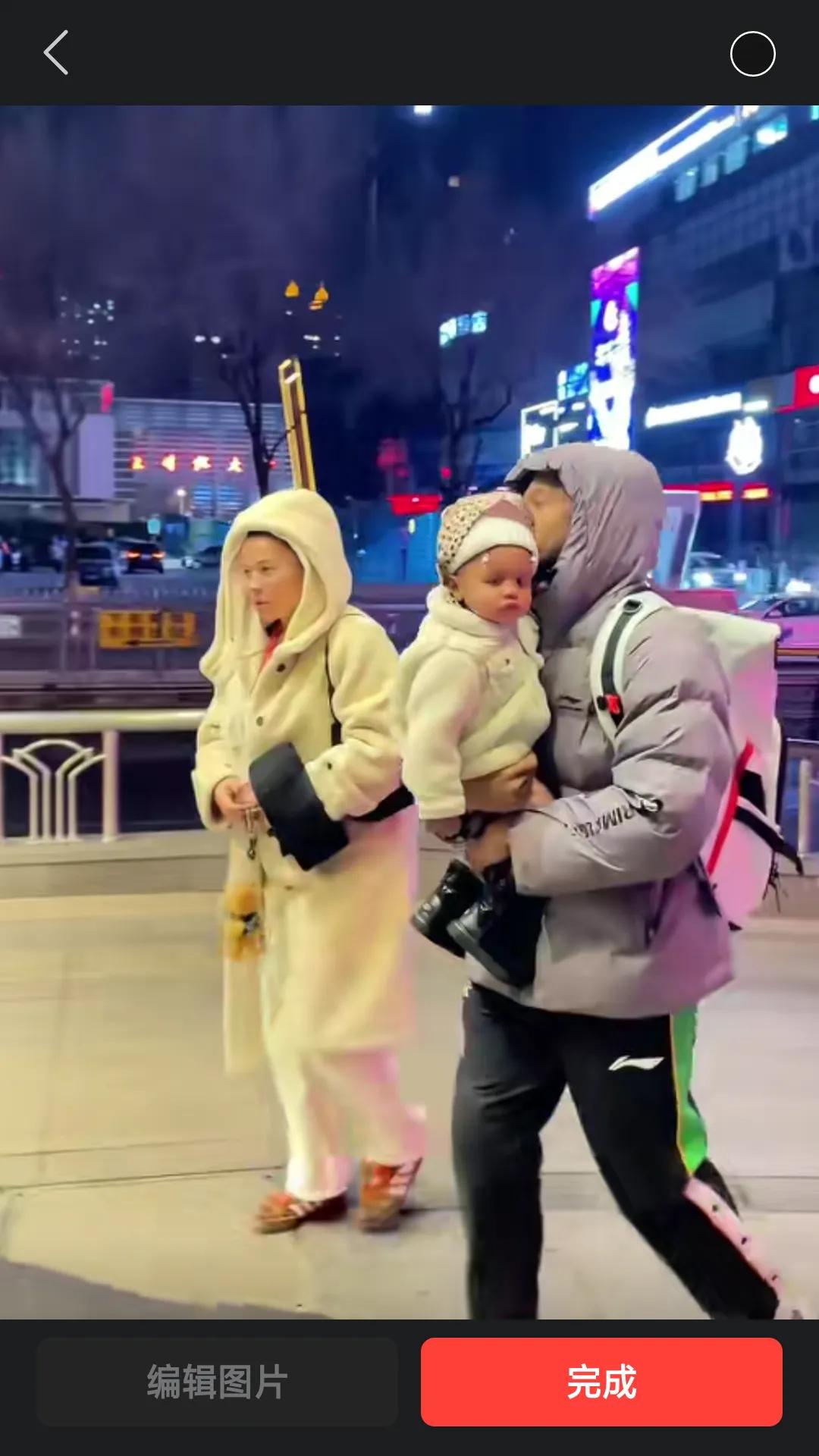 据辽媒报道，被辽篮俱乐部裁掉的小外援杰隆布朗，昨天带着妻儿离开沈阳回国。虽然是外