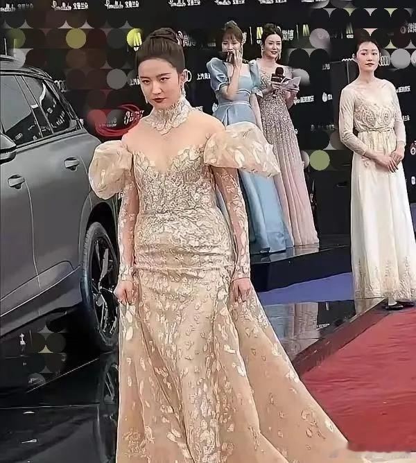 这可能是刘亦菲最想删的一张照片！后面三个女士看着刘亦菲的背后，在暗暗发笑。那天刘