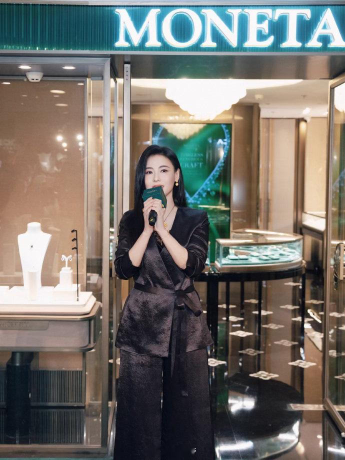 张柏芝黑色缎面套装张柏芝黑色套装造型太惊艳了！生图直出无压力，这种级别的美貌二