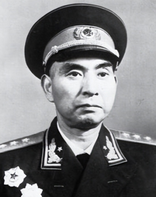 1949年，一个杀手闯进了杨勇的房间中，还用枪顶住他的脑门，谁知，杨勇回头一看，