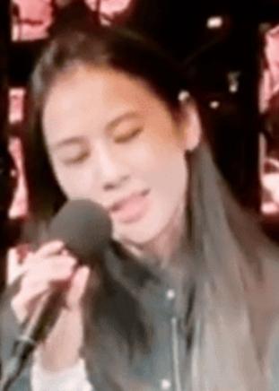 12月4日，黄圣依在大理旅游时被网友偶遇在当地酒馆唱歌。她素颜出镜，长发随意披