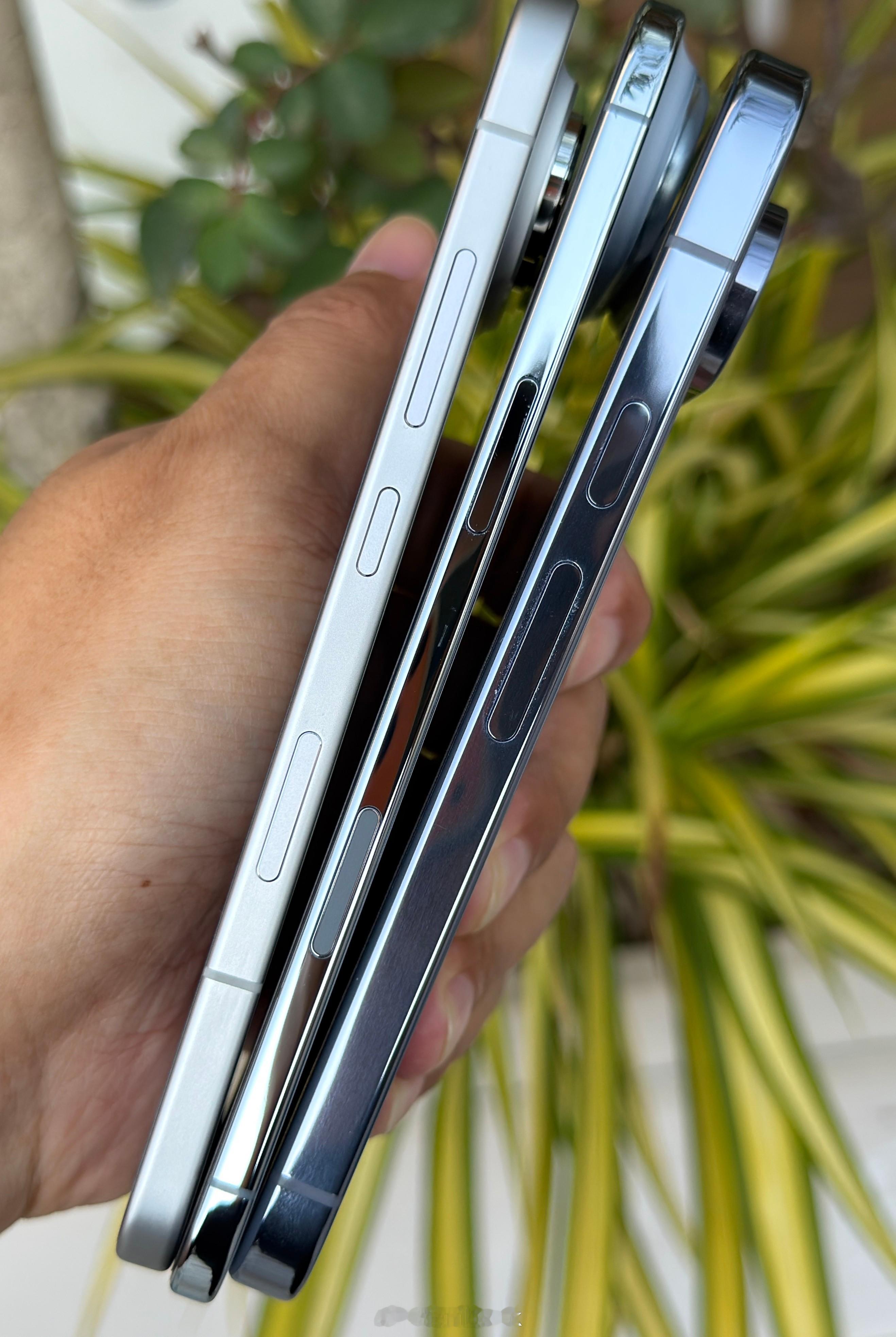 荣耀Magic8ProAir厚度对比iPhoneAir，顺便用常规手机做