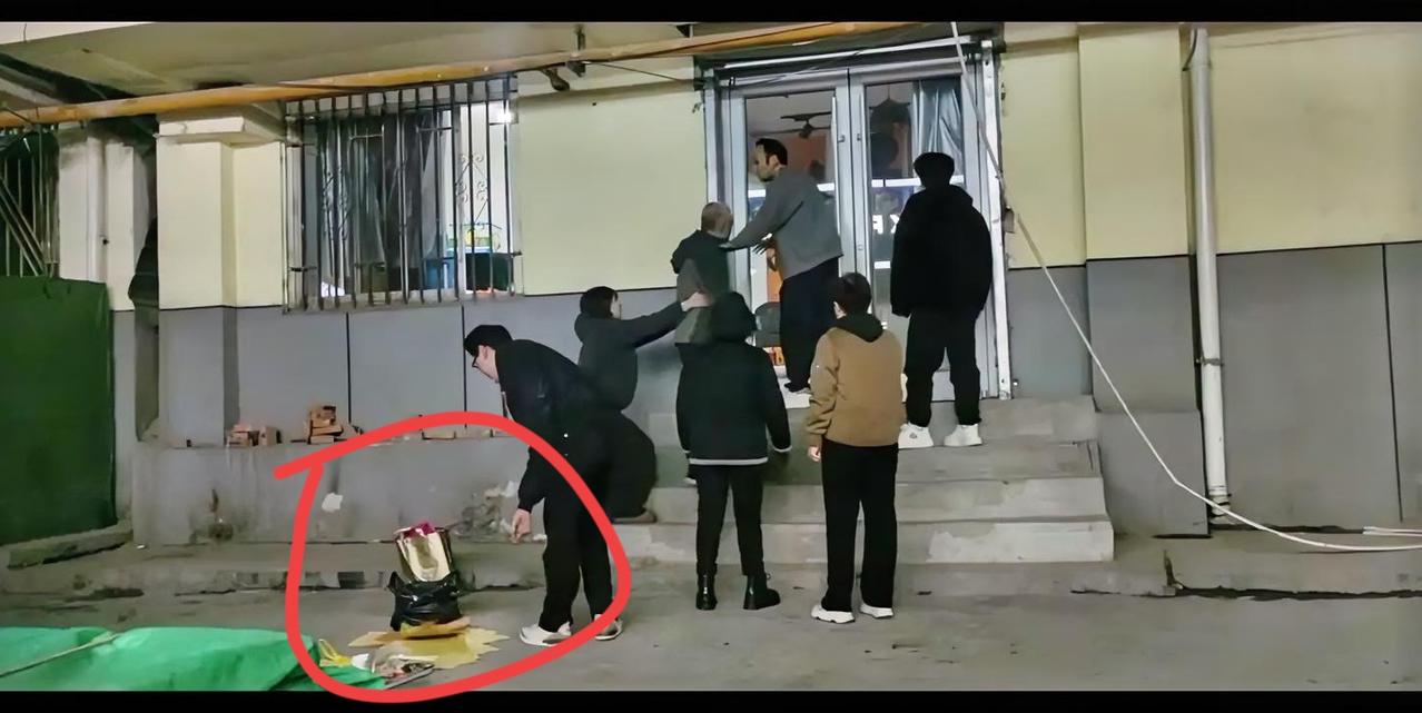 在你家门口烧纸你愿意吗？但是你要敢提意见，对方全家七口人拿着砖头给你演一场“丧