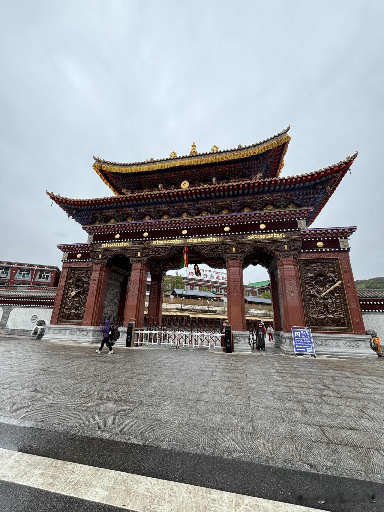 进藏旅游团在西宁下了火车，马上乘上大巴车去塔尔寺。这次团里请了一位专业的讲解