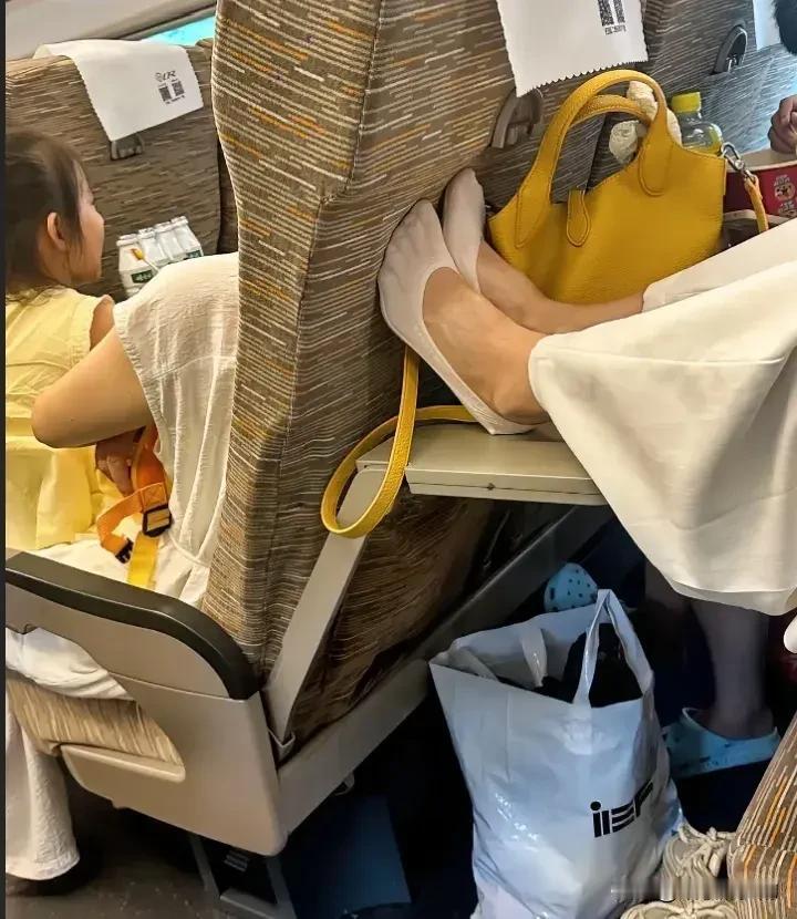 这两位美女你赞同哪一位的做法