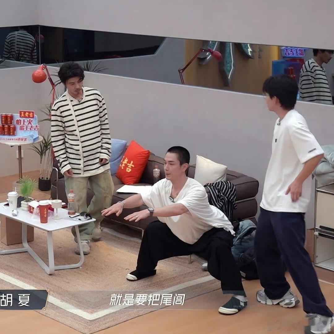 李承铉屁股翘到可以顶一瓶汽水谁的目光从“健身桩vs武术桩”跑偏了？哦是我！李承