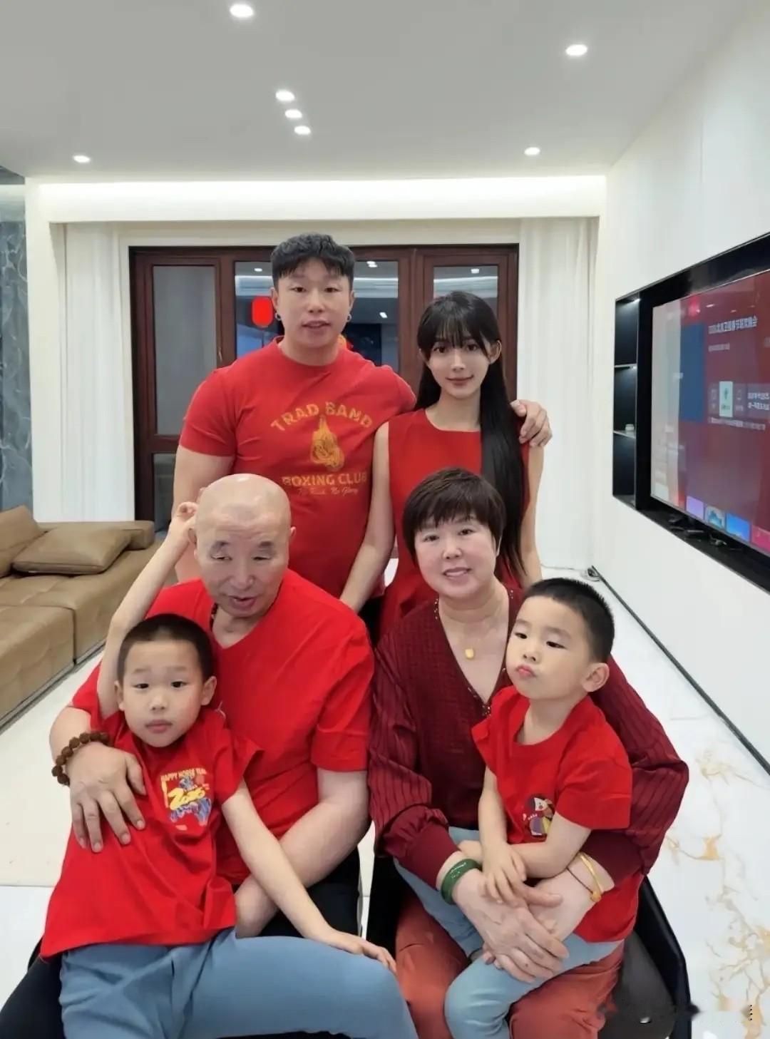 “烧饼”一家人的合影让人难受！两个儿子和老爷子这是“被迫”上镜吗？尤其是大儿子