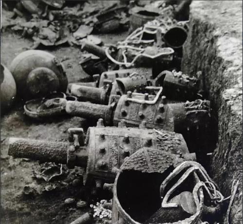 1978年，河南两名渔民在丹口江水库打鱼，没想到一网下去竟怎么都拉不动！两人使足