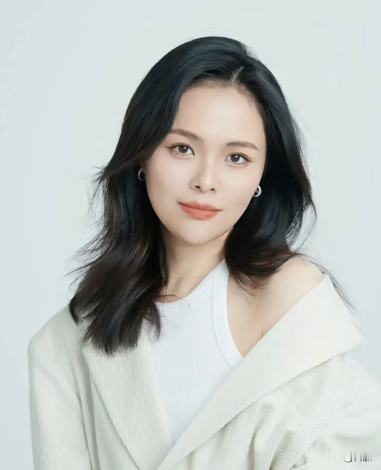 龚爽37岁走了，骨灰没进夫家，老两口直接带回湖北。女婿何嘉炜还年轻。外人觉得老人狠心，其实他们比谁都