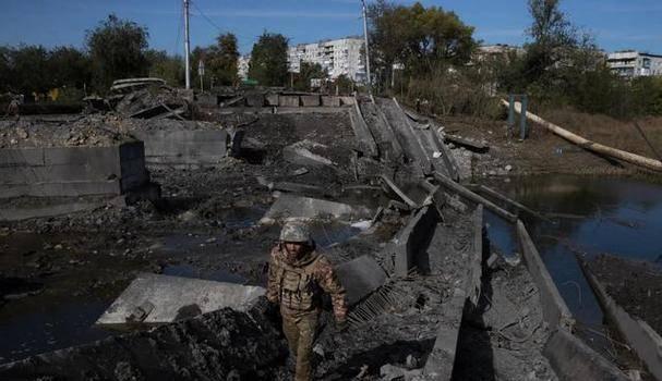 红军城这仗彻底绷不住了，俄军刚官宣控制全城后被俘的乌军就吐了猛料，声称最后几天连