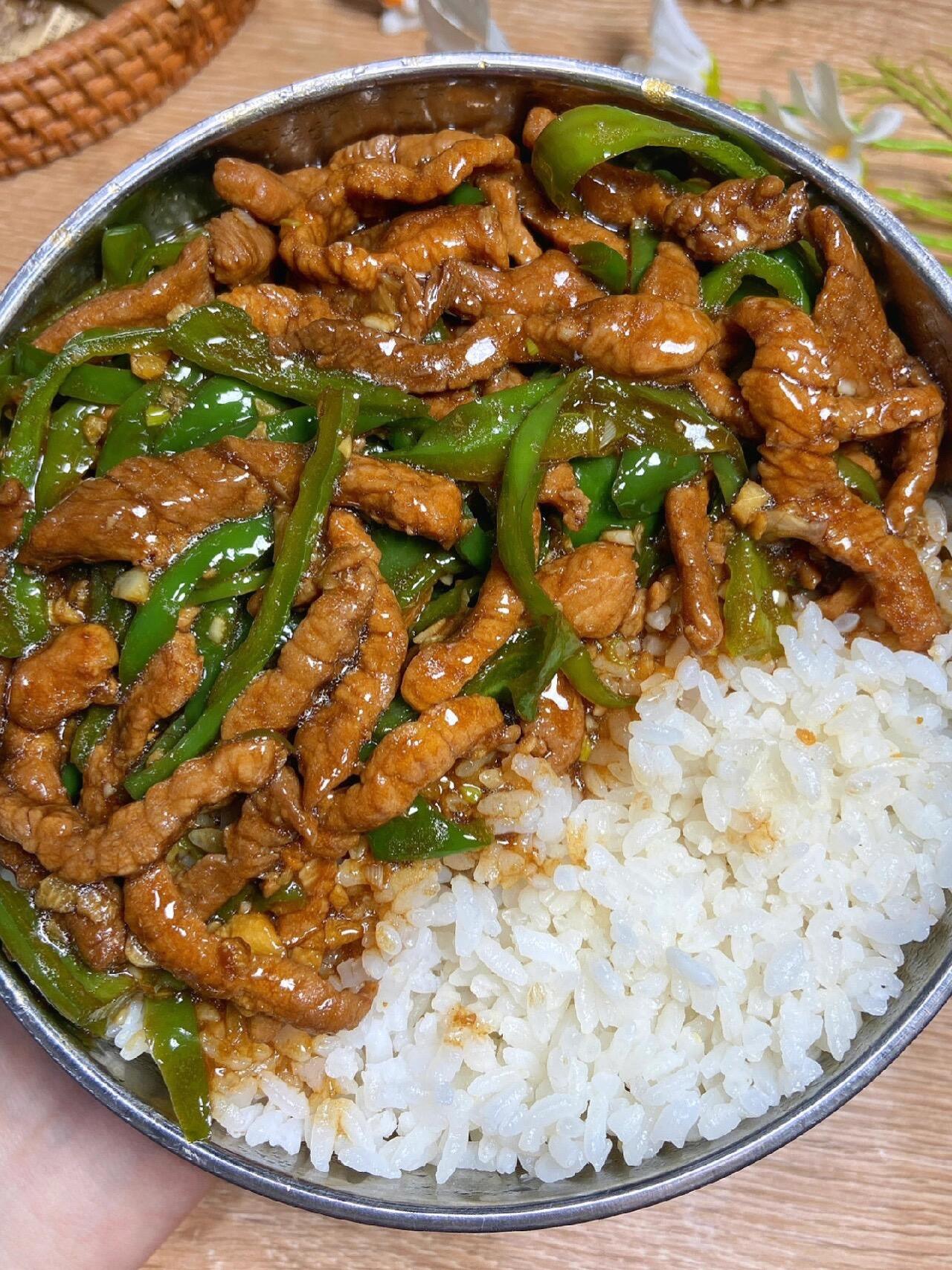 这个青椒肉丝拌饭真的一绝，巨巨巨好吃！