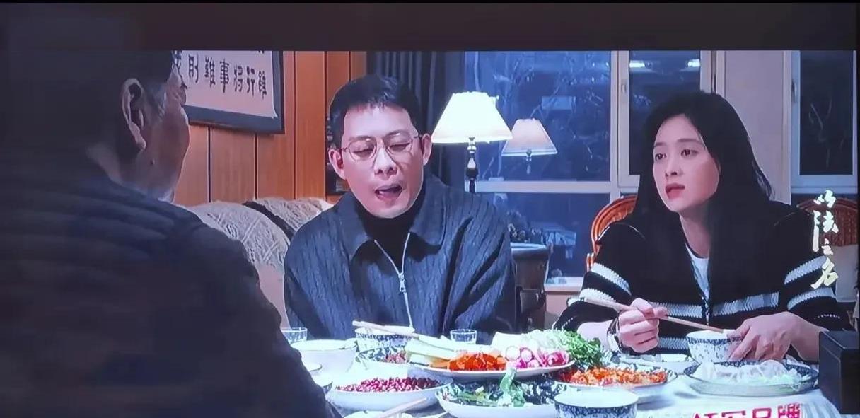 《以法之名》应该距离拍摄有点时间了。张译拿着酒到被查询的王老师家去慰问这段，本