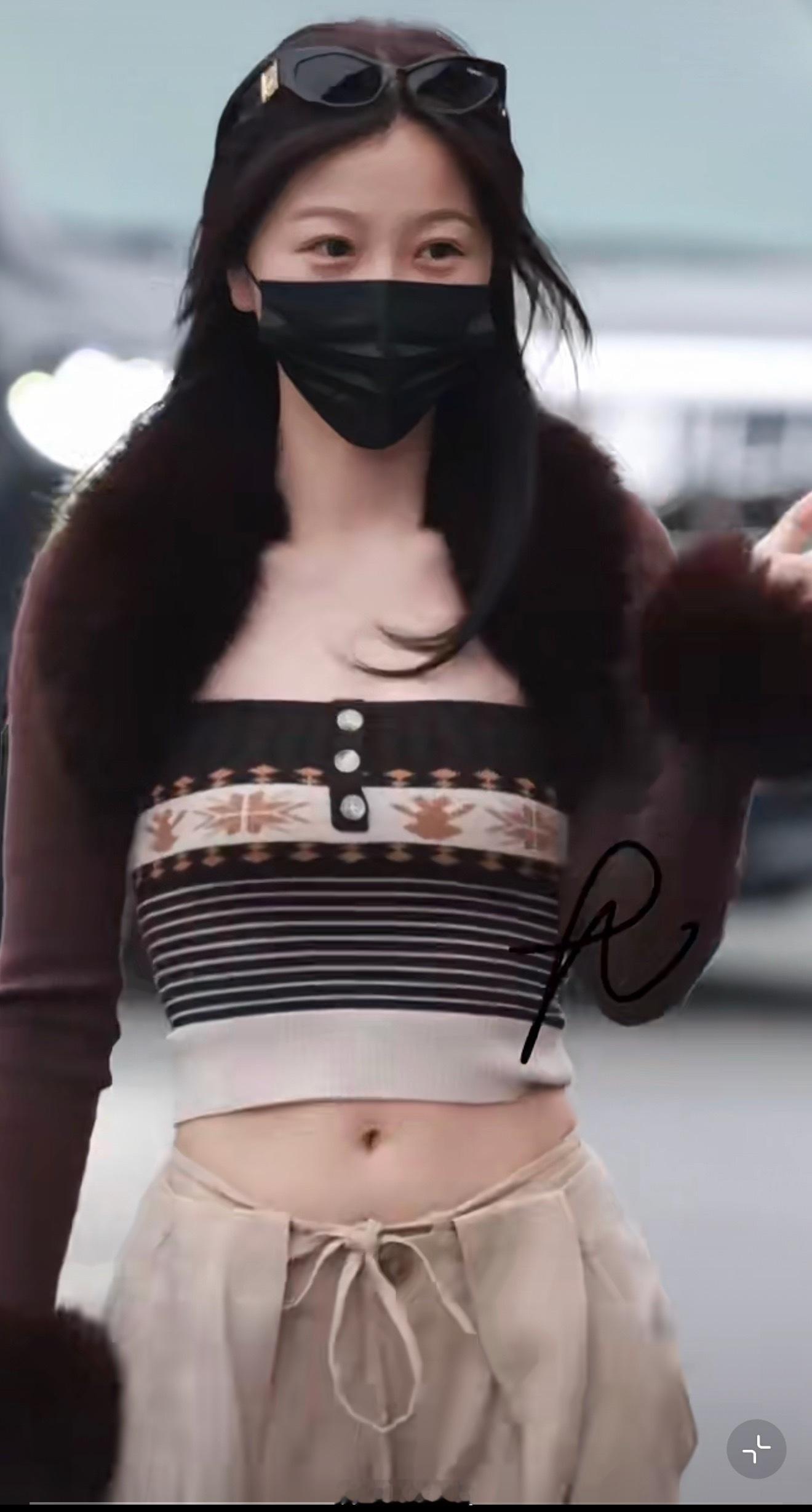 虞书欣今天这套look走乖巧风不错，比之前辣妹风强很多。