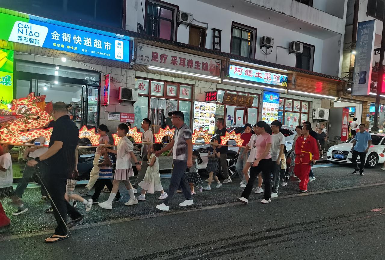 明天一早要去爬三清山准备今天晚上好好休息一下，晚饭就在民宿附近的小店凑合了一