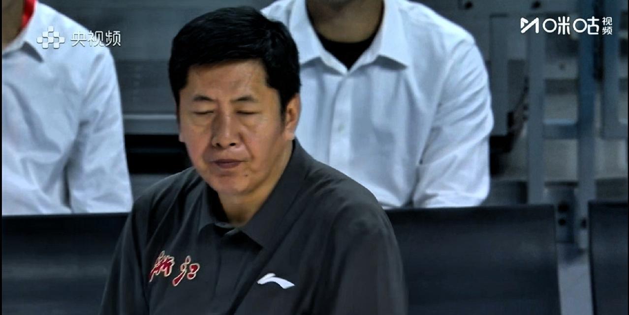 丁伟真敢说！比赛中声音被意外收录：赛前篮协告诉我，和广东队比赛领导到了，让我注意