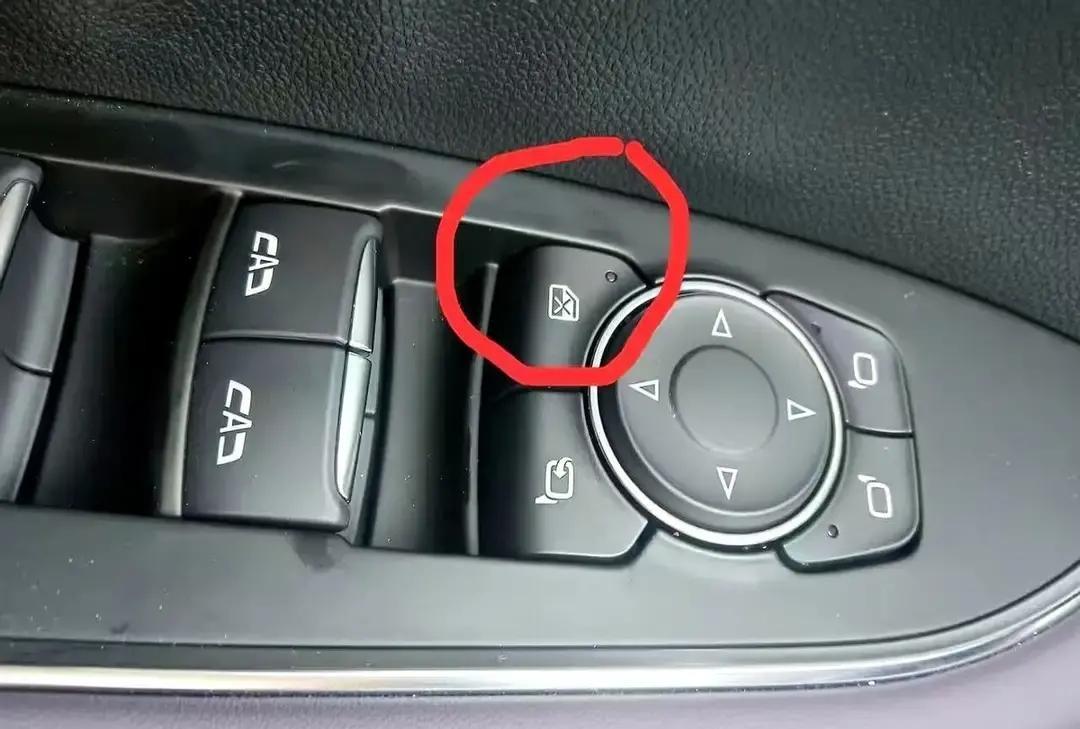五年老司机“城市漫游者”洗车时摸到中控台下一颗黄豆大的无字按钮，随手拍照甩进狐朋