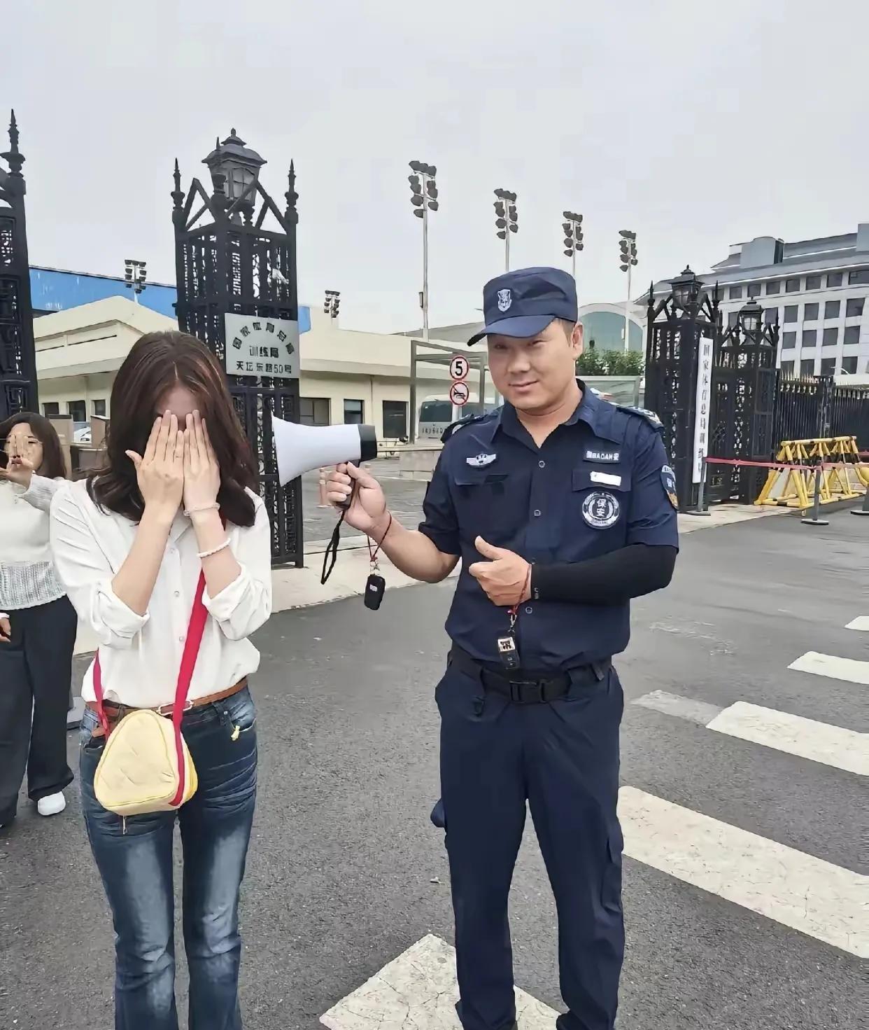 这一幕真是太有意思了！近期很多粉丝蹲守在体总门口，只为偶遇国乒成员，尽管大热的
