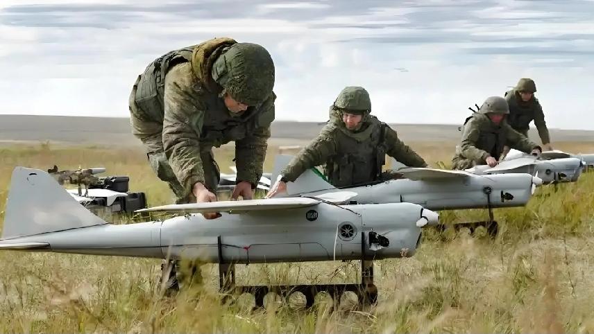 关键时刻，120名俄军从天而降，手把手教委士兵操作无人机！上周，委军方低调宣