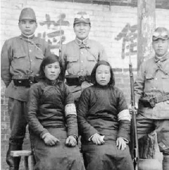 1942年，在天津，大汉奸刘四姐作恶多端杀人无数。这一天，几个日本人找到刘四姐
