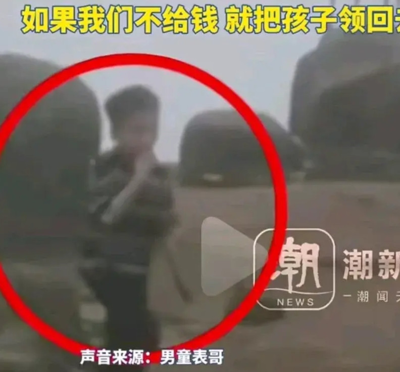 石谷解8岁男孩已经失踪超48小时了，有网友意外拍到那天小男孩的身影，跟在一个小朋