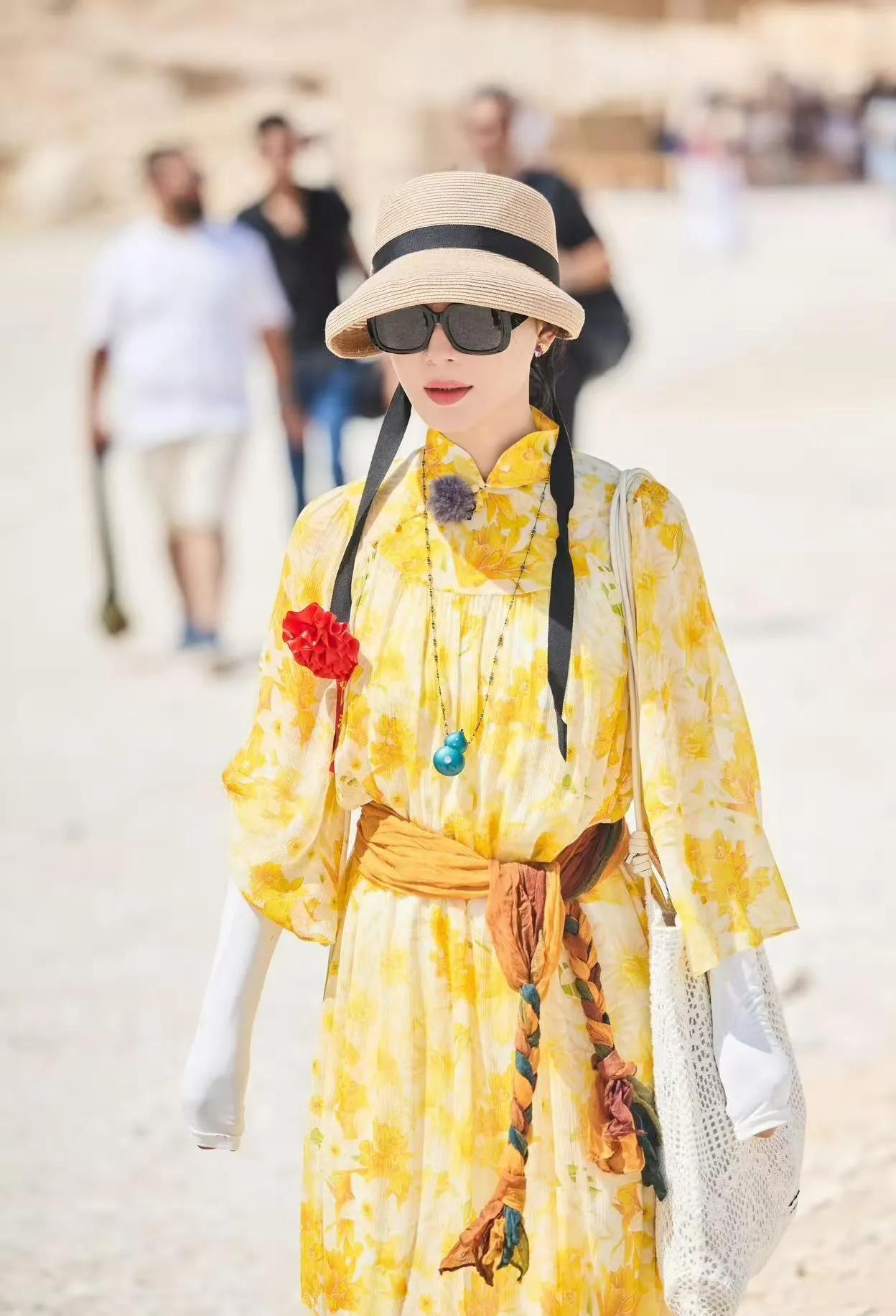终于懂了什么叫“越老越有味道”！陈数这身私服，把东方女性的温婉和大气穿出来了，