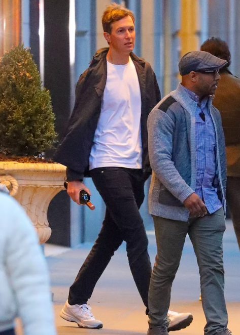 伊万卡身穿黑色时尚大衣与丈夫库什纳共度约会之夜在父亲特朗普忙着打伊朗之际，伊万