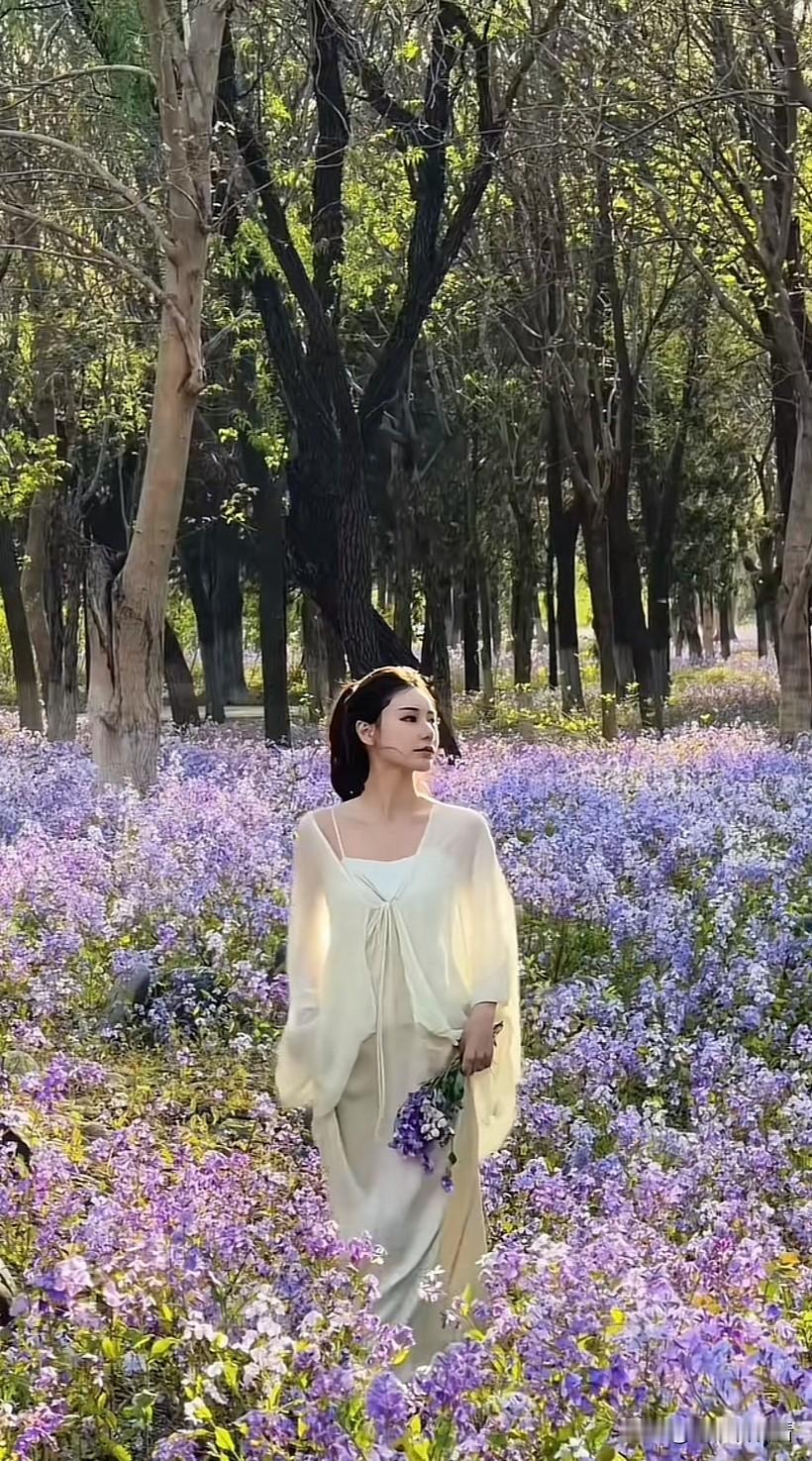 马筱梅两个月后回北京，拍了一组唯美照片，整个人和没生孩子前没什么区别。马筱梅