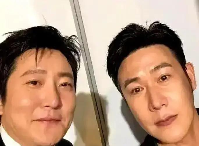 别炒CP了，现在顶流都在晒亲戚。陆毅上台领奖，郭京飞一声“姐夫”弹幕直接炸