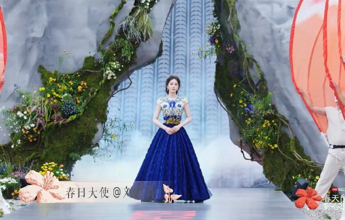 刘诗诗蓝裙造型梦回龙葵刘诗诗高定蓝裙刘诗诗高定蓝裙，刘诗诗蓝裙造型梦回龙葵，咱