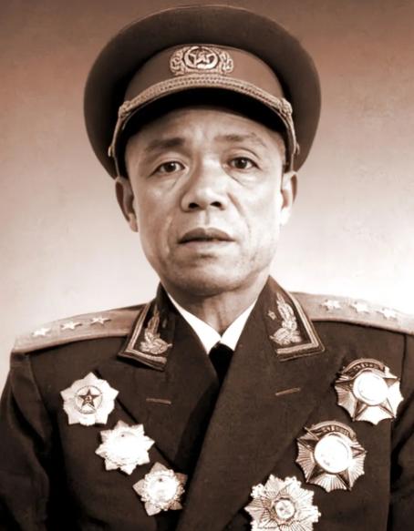 1959年，开国上将韩先楚闯进广东副厅长正在办公里，直接拍出一张调令，对着副厅长