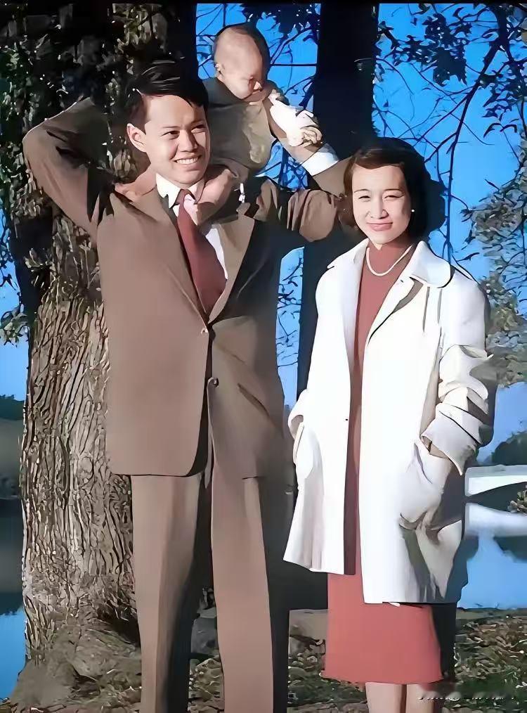 先生溘然长逝，享年103岁。​1951年，这张在美国拍的全家福里，先生抱着儿子