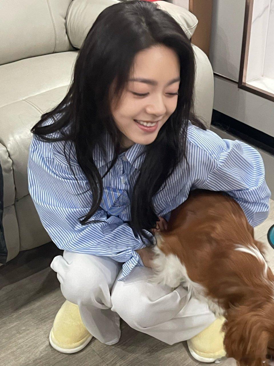 赵今麦晒小狗拿铁赵今麦晒和小狗合照好可爱啊~赵今麦