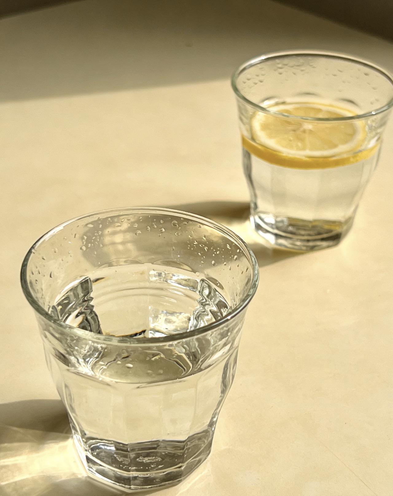 怎么喝水最排毒喝水排毒骗了多少人？别再交智商税了最近“排毒水”又火了，各