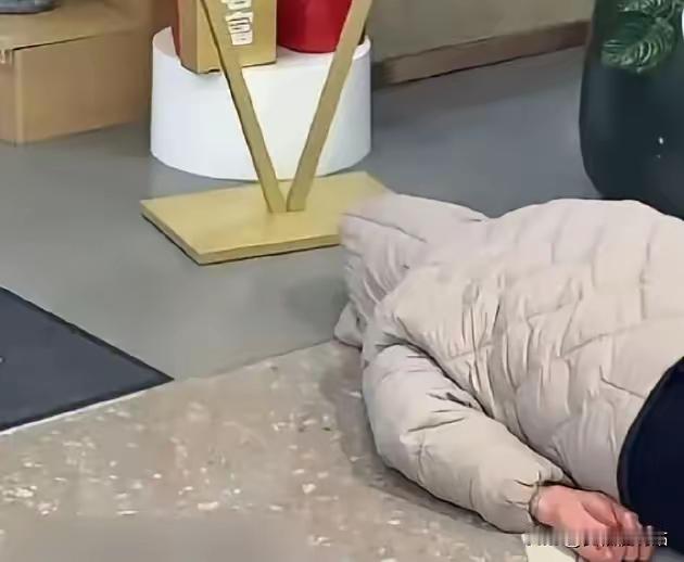 河南商丘“躺地女员工”事件爆火：4天赖在店门口，老板无奈求助警方，网友热议：无赖