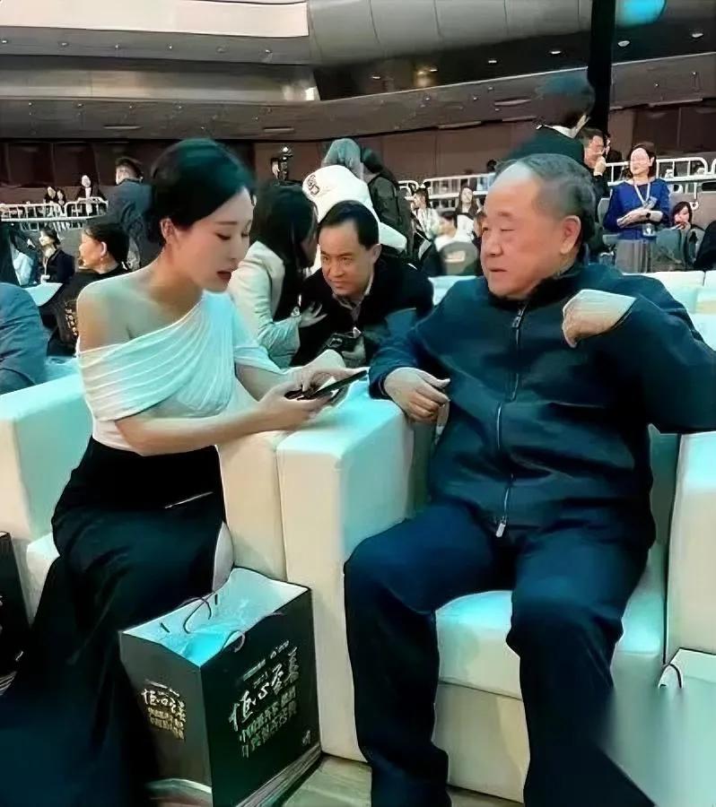 田朴珺这次尴尬大了！想给段永平送书蹭热度，结果大佬晒出未拆塑封的书，这操