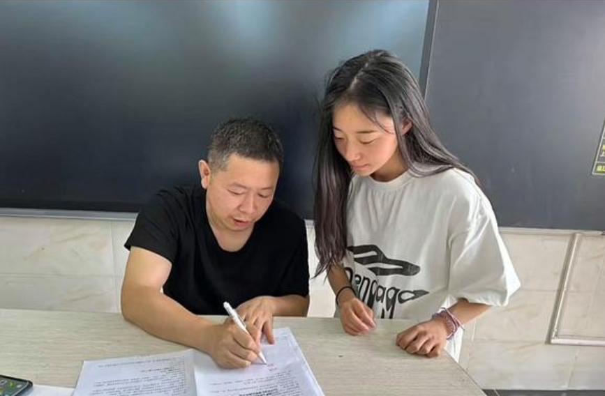 中国女子短跑颜值担当刘峡君踏上第二次高考征程，她具有深深的“名校情结”，非清华不
